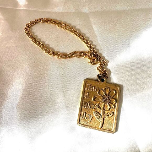 gold tone vintage Have a Nice Day pendant necklace - Picture 4 of 10